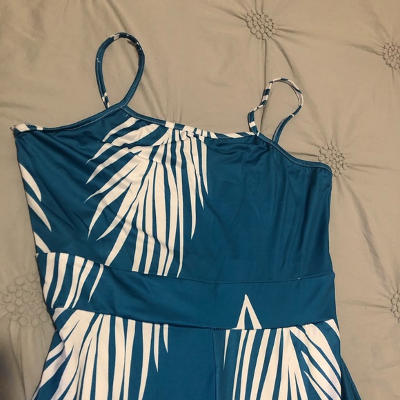 The perfect vacation jumpsuit! - Picture 3 of 4